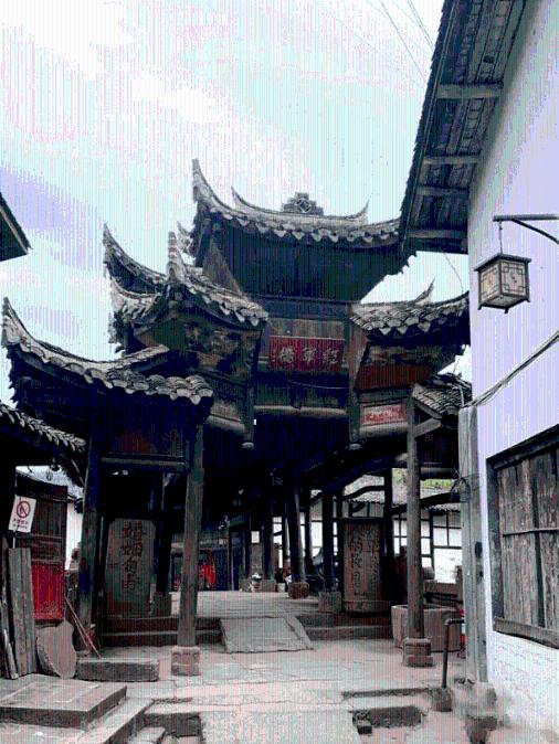 龙地逃生